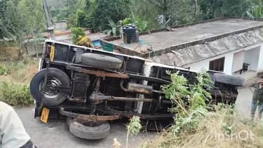 മീനച്ചിൽ: ഈരാറ്റുപേട്ട തേവരുപാറ കാരക്കാട് റോഡിൽ പിക്കപ്പ് വാൻ നിയന്ത്രണം വിട്ടു മറിഞ്ഞു