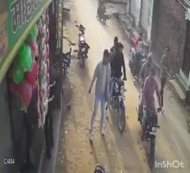 नगीना: नगीना देहात के गांव किशनपुरा आंवला में एक पक्ष के घर पर दूसरे पक्ष के युवक लाठी-डंडे लेकर पहुंचे, सीसीटीवी में कैद