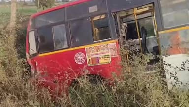 ಜೇವರ್ಗಿ: ಪಟ್ಟಣದಲ್ಲಿ ಲಾರಿಗೆ ಡಿಕ್ಕಿ ತಪ್ಪಿಸಲು ಹೋಗಿ ರಸ್ತೆ ಬದಿಯ ಕಂದಕಕ್ಕೆ ಉರುಳಿದ ಸಾರಿಗೆ ಬಸ್