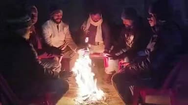 बरहेट: बरहेट बाजार सहित ग्रामीण क्षेत्रों में लोग अलाव जलाकर ठंड से कर रहे हैं बचाव