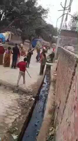 सवायजपुर: पचदेवरा क्षेत्र में दो पक्षों के बीच जमकर चले लाठी-डंडे, वीडियो हुआ वायरल, पुलिस जांच में जुटी