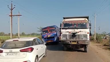 मनासा: हाड़ी पिपलिया में तनावपूर्ण हालात, जली बाइक व मवेशी का शव रखकर चक्काजाम, पुलिस पर लगे गंभीर आरोप