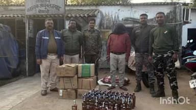 कसमार: खैराचातर महाबीर चौक स्थित चिंटू शू सेंटर में छापेमारी, 80.25 लीटर अवैध शराब जब्त, एक गिरफ्तार