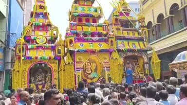 சிவகாசி: மூன்று தினத்திற்கு முன்பு தேரோட்ட விழாவில் நகை திருடிய இரண்டு பெண்களை போலீசார் சிசிடிவி காட்சிகளை வைத்து கையுங்களாக பிடித்து சிறையில் அடைத்தனர்