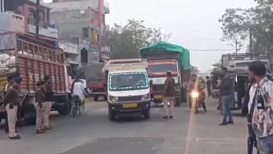 खाचरौद: दुर्घटना के बाद पुलिस प्रशासन की कार्रवाई, एसडीओपी पुलिस बल के साथ सड़क पर उतरे, बटला के वाहनों का किया चालान