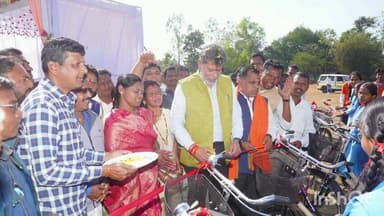 दरभा: भाजपा प्रदेश अध्यक्ष एवं विधायक किरण देव ने सरस्वती साइकिल योजना के तहत दरभा में 209 छात्राओं को साइकिल का वितरण किया