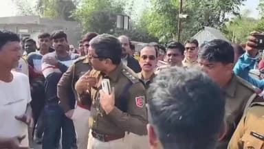 কাঁকসা: কাঁকসার শিবপুরে গ্রামবাসীদের অবরোধ ওঠাতে গিয়ে পুলিশের সাথে ধস্তাধস্তি, অবশেষে ব্লক সভাপতির আশ্বাসে ওঠে অবরোধ