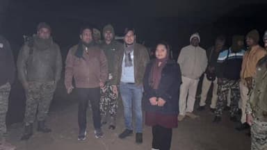 रजौन: डरपा बालू घाट पर छापेमारी, तीन अवैध बालू से भरे ट्रैक्टर और एक इंजन जब्त