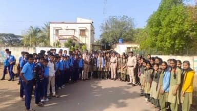 ಮುದ್ದೇಬಿಹಾಳ: ಪಟ್ಟಣದಲ್ಲಿ ಆರ್ ಎಂ ಎಸ್ ಶಾಲೆಯ ವಿದ್ಯಾರ್ಥಿಗಳಿಗೆ ಕಾನೂನು ಕುರಿತು ಜಾಗೃತಿ ಮೂಡಿಸಿದ ಠಾಣೆಯ ಪೋಲಿಸರು