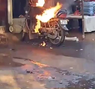 रहटगांव: राहतगांव में मोटरसाइकिल सुधारते समय लगी आग, टली बड़ी अनहोनी
