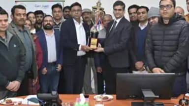 बरौनी: सोनपुर के मंडल रेल प्रबंधक अमित सरण ने हिंदुस्तान उर्वरक एवं रसायन लिमिटेड (HURL) बरौनी इकाई का दौरा किया