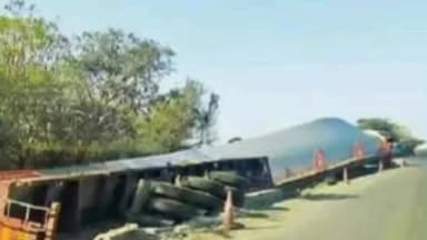 નખત્રાણા: ટોડિયા ફાટક પર 5 દિવસ પહેલાં પવનચક્કીના પાંખડાનું ટ્રેઇલર પલટી ગયું ; હજુ જેમની તેમ હાલત