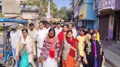 আউশগ্রাম ১: ব্যাঞ্জন তাসা বাজিয়ে উন্নয়নের পাঁচালির জোরদার প্রচার চালানো হল গুসকরা শহরে