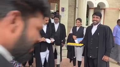 பெரியகுளம்: லட்சுமிபுரம் ஒருங்கிணை ந்த நீதிமன்ற வளாகத்தில் இ ஃபைலிங் நடைமுறை நிறுத்திவைக்கப்பட்டதற்கு இனிப்பு வழங்கி கொண்டாடினர்