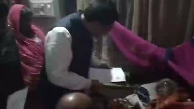 হেমতাবাদ: হেমতাবাদে অসুস্থ বৃদ্ধার বাড়ি গিয়ে SIR এর তথ্য সংগ্রহ করলেন বিডিও