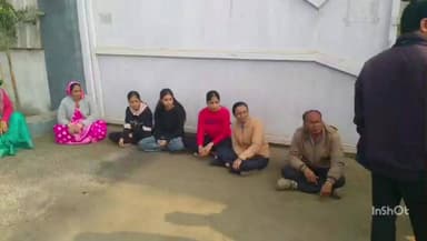 मेघनगर: ओवेश मेटल कंपनी के बाहर मजदूरों का धरना, कई महीनों से वेतन नहीं मिला