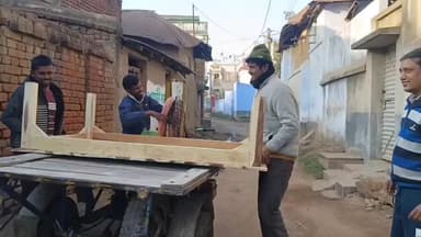 খয়রাশোল: শীতে মানবতার উষ্ণতা, তাঁতিপাড়ায় দুস্থ বয়স্কদের ঘরে ঘরে কাঠের তক্তা পৌঁছে দিল প্রগতি হেল্প সোসাইটি