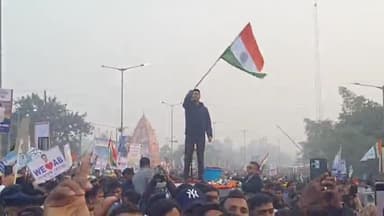 ইটাহার: তৃণমূলের সর্বভারতীয় সাধারণ সম্পাদক অভিষেক বন্দ্যোপাধ্যায়ের রোডশোয়ে ইটাহারের রাস্তায় সাধারণ মানুষ ও কর্মীদের জনজোয়ার