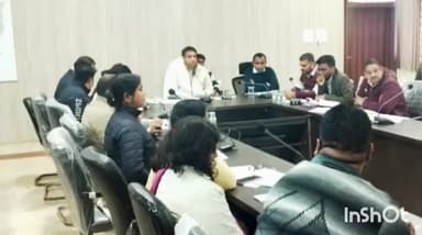 कुम्भराज: जिला पंचायत में जिला CEO ने की योजनाओं की समीक्षा बैठक, कर्मचारियों को दिए प्रशंसा पत्र और नोटिस