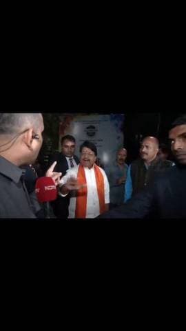 ये मध्यप्रदेश के कैबिनेट मंत्री कैलाश विजयवर्गीय हैं जिनके मुँह से सवालों के जवाब के बदले पुष्पों की वर्षा हो रही है आप ...