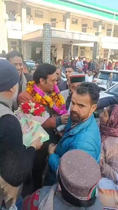 कांगड़ा जिला कांग्रेस अध्यक्ष अनुराग शर्मा की ताजपोशी के बाद पहली बार बैजनाथ पहुंचने पर कैबिनेट मंत्री रघुवीर सिंह बाली ...