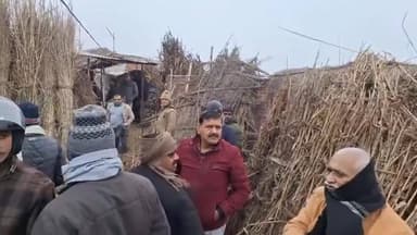 यह क्या मीडिया वाला घूम रहा है क्या? आप कहां से, राष्ट्रीय प्रस्तावना से, चलो बाहर चलो, उधर सड़क पर!? #देश के चौथे स्तंभ...