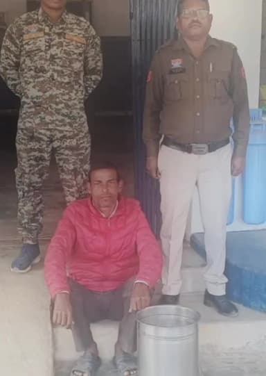 खरसिया: जोबी में अवैध महुआ शराब का कारोबार पकड़ा गया, पुलिस ने आरोपी को किया गिरफ्तार, शराब और नकदी की गई जब्त