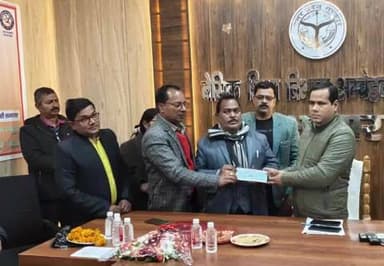 आलापुर: टीचर्स सेल्फ केयर्स टीम ने अंबेडकरनगर के 8 शिक्षकों को बेटी की शादी के लिए दी धनराशि