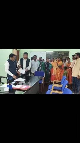 बस्तर मावलीगुड़ा बिचपारा में पेयजल संकट,जर्जर-लीकेज पानी टंकी की अनदेखी को युवा कांग्रेस नेता हेमंत कश्यप ने सौपा ज्ञापन