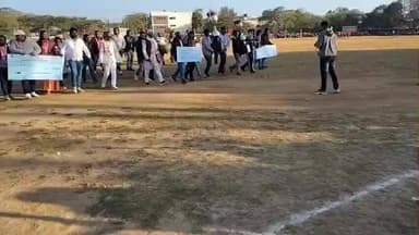 राँची कोलेज मैदान में चमचमाती टौफी के साथ में आयोजन टीम
राँची