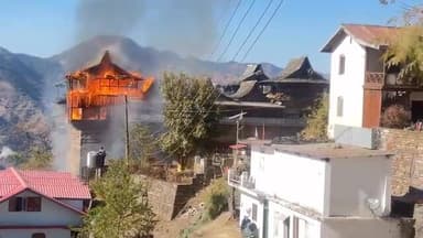 #BreakingNews जुन्गा रियासत के पुराने शाही महल में लगी आग, महल जलकर राख
#firedepartment #junga #himachalpradesh #newsh...