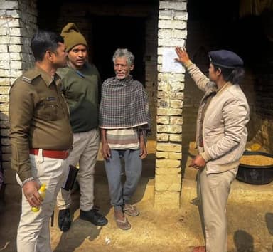 सकतपुर थाना कांड संख्या-21/25 के प्रथमिकी 03 अभियुक्तों के घर विधिवत इश्तिहार चिपकाया गया।
सकतपुर थाना द्वारा की गई का...