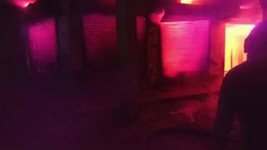 हुसैनाबाद: जपला-छतरपुर रोड पर इलेक्ट्रॉनिक शोरूम में भीषण आग, शॉर्ट सर्किट से ₹30 लाख से अधिक का नुकसान