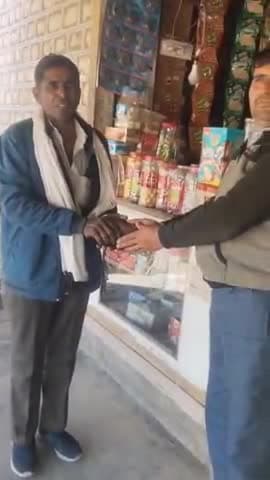 लोहावट: आऊ कस्बे के निकटवर्ती नोखड़ा चारणान गांव में बुधवार को एक दुकानदार ने ईमानदारी का परिचय देते हुए खोया हुआ पर्स लौटाया