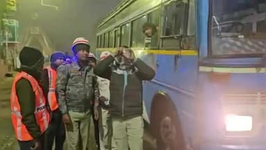 গঙ্গারামপুর: শীতের কুয়াশায় মানবিকতার ছোঁয়া, জাতীয় সড়কে দাঁড়িয়ে চালকদের চা-বিস্কুট খাওয়ালেন গঙ্গারামপুর ট্রাফিক পুলিশ