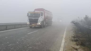 कुदरा: घने कोहरे की चादर में लिपटा कैमूर, कोहरे ने वाहनों और ट्रेनों की रफ्तार पर लगाई ब्रेक, कई ट्रेनें विलंबित