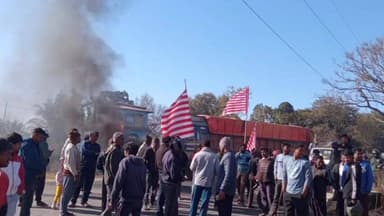 नगड़ी: नगड़ी थाना क्षेत्र में लोधमा रोड बंद समर्थकों ने किया जाम, पड़हा राजा सोमा मुंडा की हत्या का कर रहे विरोध