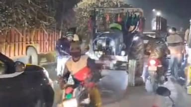 कप्तानगंज: पूर्व मंत्री राधेश्याम का ओवरलोड गन्ना लदी ट्रैक्टर ट्राली के खिलाफ आंदोलन, कप्तानगंज में एक्सीडेंट के बाद उठाया कदम