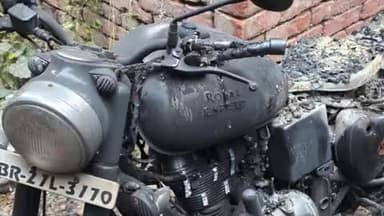 सिलाव: सिलाव के करियन्ना गांव में अज्ञात व्यक्ति ने बुलेट गाड़ी में लगाई आग, गाड़ी जलकर राख