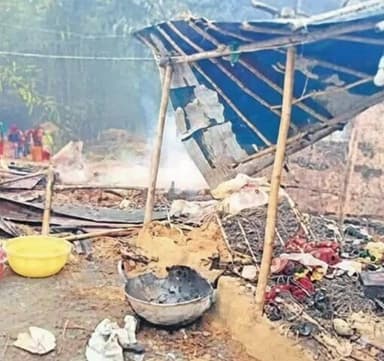 कुरसाकांटा: कुर्साकांटा प्रखंड के कमलदाहा वार्ड-5 में आग लगने से चार परिवारों के घर जलकर हुए ख़ाक