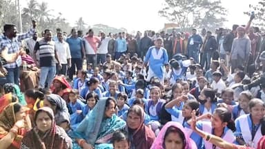 ଜାତୀୟ ରାଜପଥ ଶିଳିପୁର ଛକ ଠାରେ ୪ ଦିନ ଧରି ଆମରଣ ଅନଶନରେ ବସିଥିବା ପଞ୍ଚାୟତବାସି ଆଜି ସକାଳୁ ଜାତୀୟ ରାଜପଥ ବନ୍ଦ କରିଛନ୍ତି ଏଥିରେ ଛାତ୍ର ଛ...