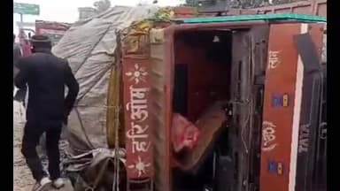 कसिया: बैरिकेडिंग बनी हादसे की वजह, एनएच-28 पर ट्रक पलटा
