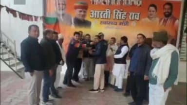 अटेली: स्वास्थ्य मंत्री के अटेली कार्यालय पर चौधरी धर्मवीर सिंह को सर्वश्रेष्ठ सांसद घोषित होने पर लड्डू बांटकर मनाई खुशी