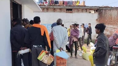 जतारा: बिजरावन गांव में नवंबर-दिसंबर का राशन जनवरी में वितरित, विक्रेता ने कहा- खाद्यान्न देर से आया