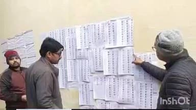 टूंडला: एसाईआर के बाद टूंडला के विभिन्न बूथों पर बीएलओ द्वारा चस्पा की गई मतदाता सूची