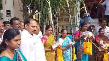 புதுக்கோட்டை: ராஜகோபாலபுரத்தில் பொங்கல் தொகுப்பு வழங்கும் நிகழ்வில் பங்கேற்ற அமைச்சர்கள் ரகுபதி மேகநாதன் ஆட்சியர் அருணா MLA முத்துராஜா