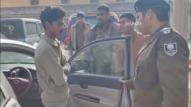 चिरैया: ढाका पुलिस ने गांधी चौक पर चोरी की कार से 105 बोतल बियर के साथ दो तस्करों को किया गिरफ्तार