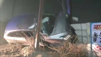 कनाड़िया: कनाड़िया में शराबी कार चालक शिवमंगल गार्डन के पास बिजली के खंभों से टकराया, पुलिस ने निकाला