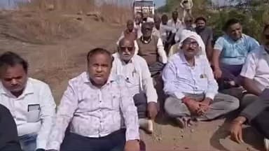 मुक्ताईनगर: मुक्ताईनगर खामखेडा पुलाजवळ शेतकऱ्यांना कमी मोबदला मिळत असल्यामुळे शेतकऱ्यांचे आंदोलन