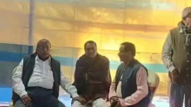 বিষ্ণুপুর ২: পঞ্চানন গ্রাম পঞ্চায়েতের সেবাশ্রয় স্বাস্থ্য শিবির ক্যাম্প পরিদর্শন করতে যান বিধায়ক মোহন চন্দ্র নস্কর।